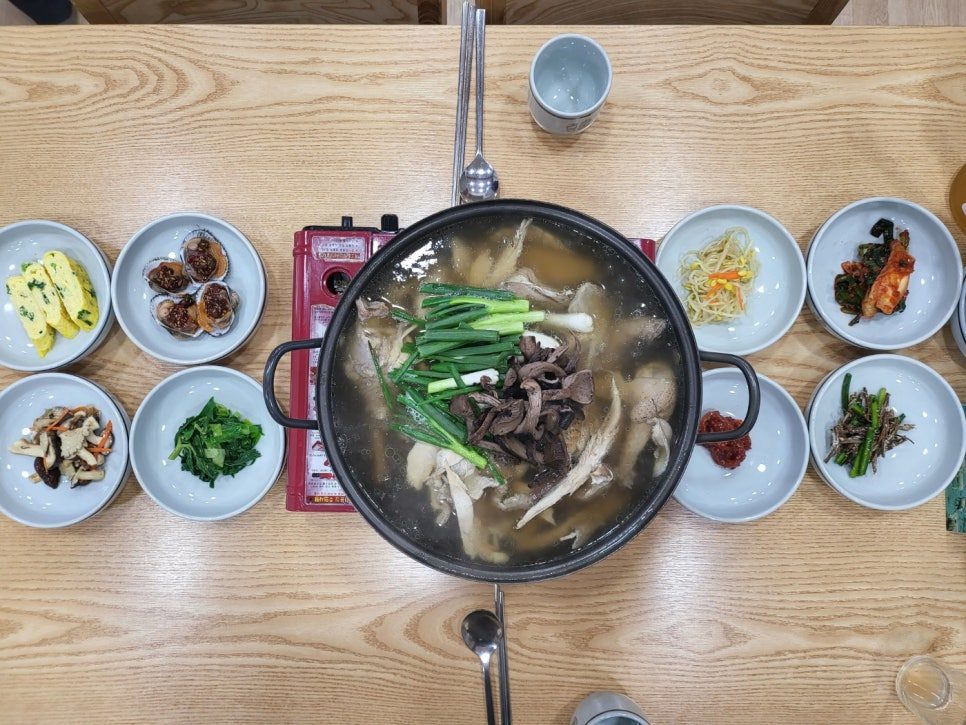 능이백숙과 반찬이 차려진 상