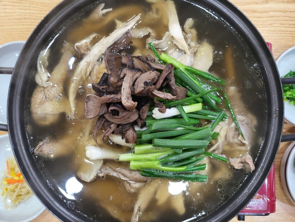 능이버섯과 부추를 올린 능이백숙