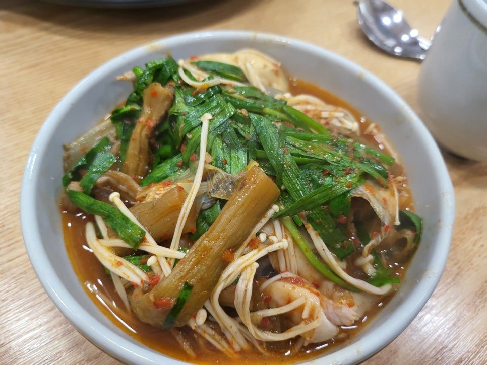 그릇에 덜어 놓은 매운탕