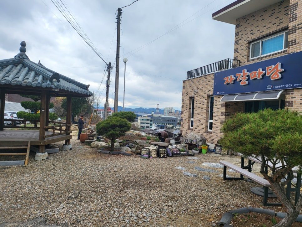 기와 지붕 정자와 식당 건물
