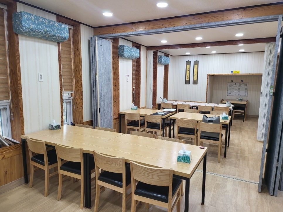 원목 테이블이 놓인 홀