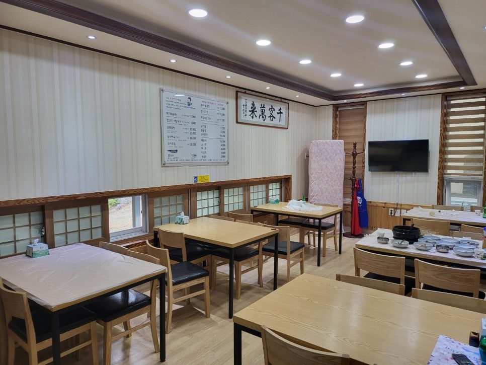 메뉴판이 걸린 안쪽 방