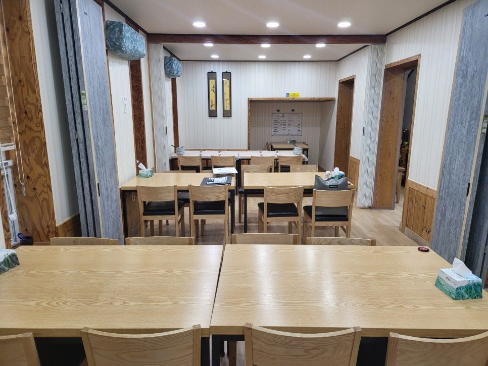 길게 붙인 테이블