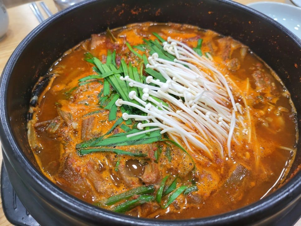 팽이버섯과 부추를 올린 뚝배기 매운탕